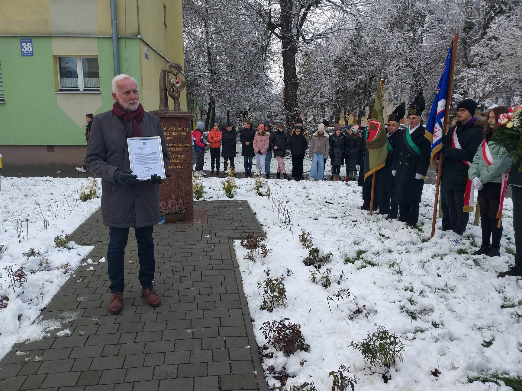 Uczniowie "Trójki" zadbają o pomnik krwiodawców