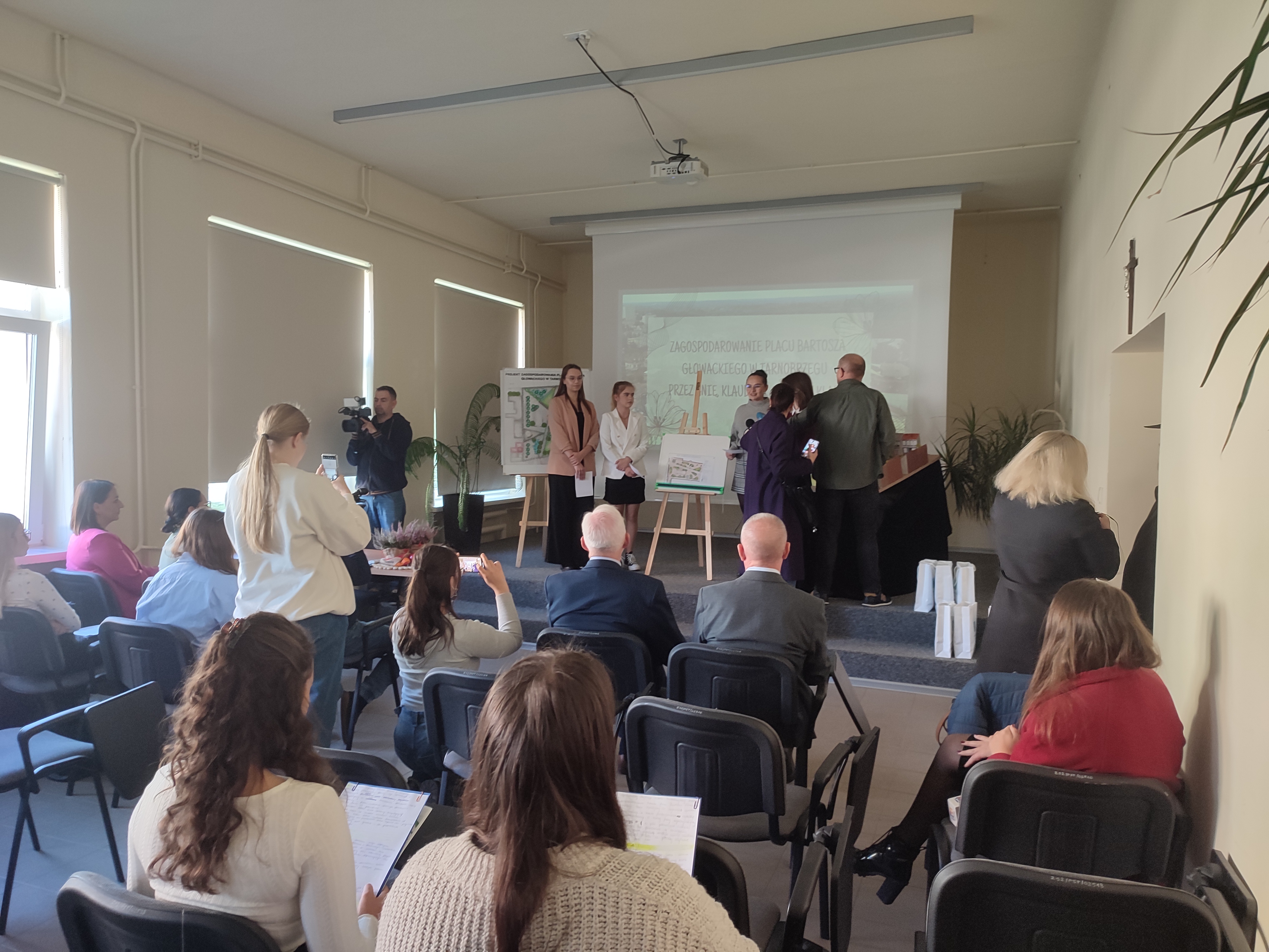 Uczennice Technikum Architektury Krajobrazu w ZS 2 zaprojektowały przebudowę plac Bartosza Głowackiego