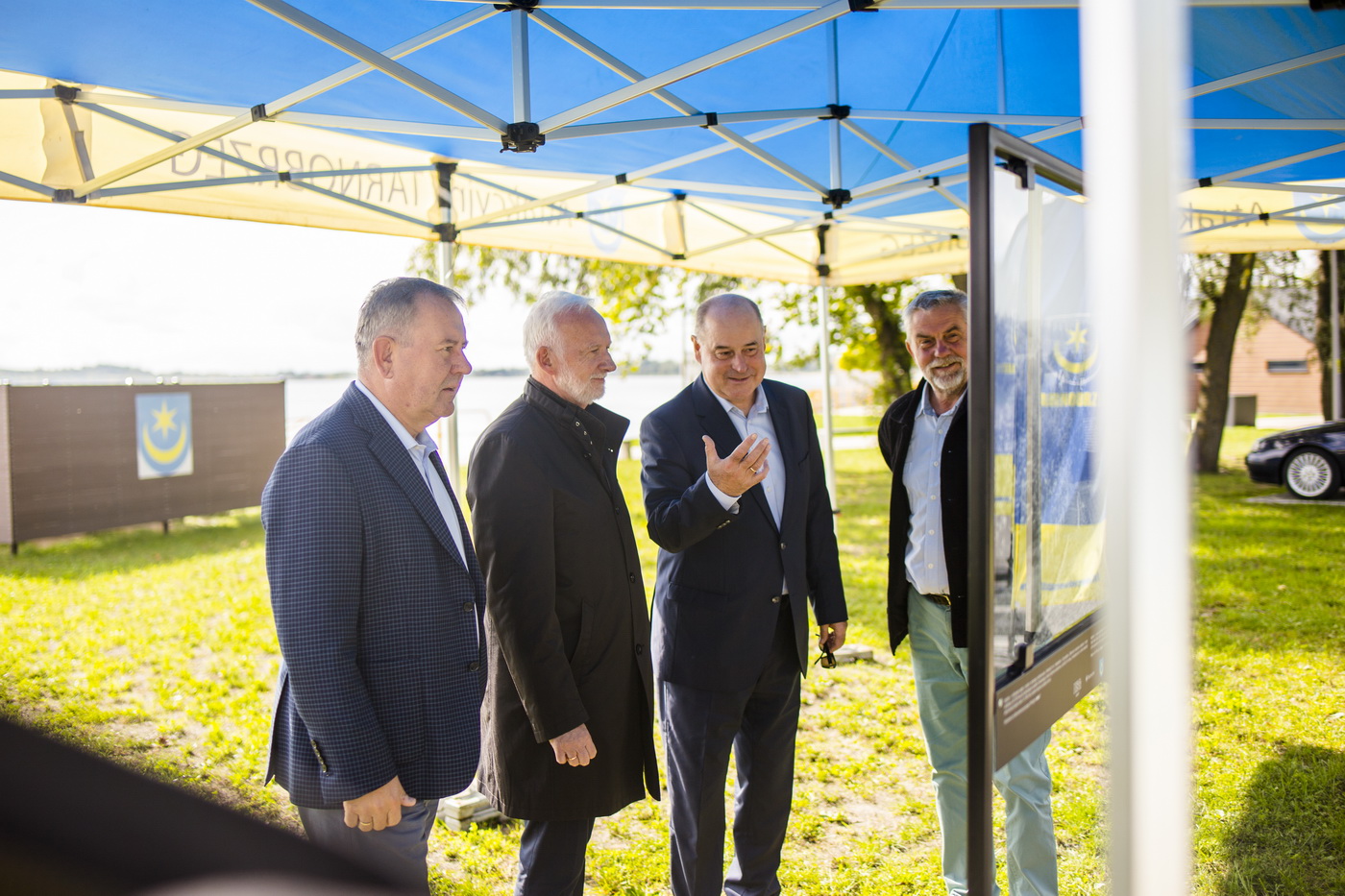 Szklany spacer brzegiem Jeziora Tarnobrzeskiego