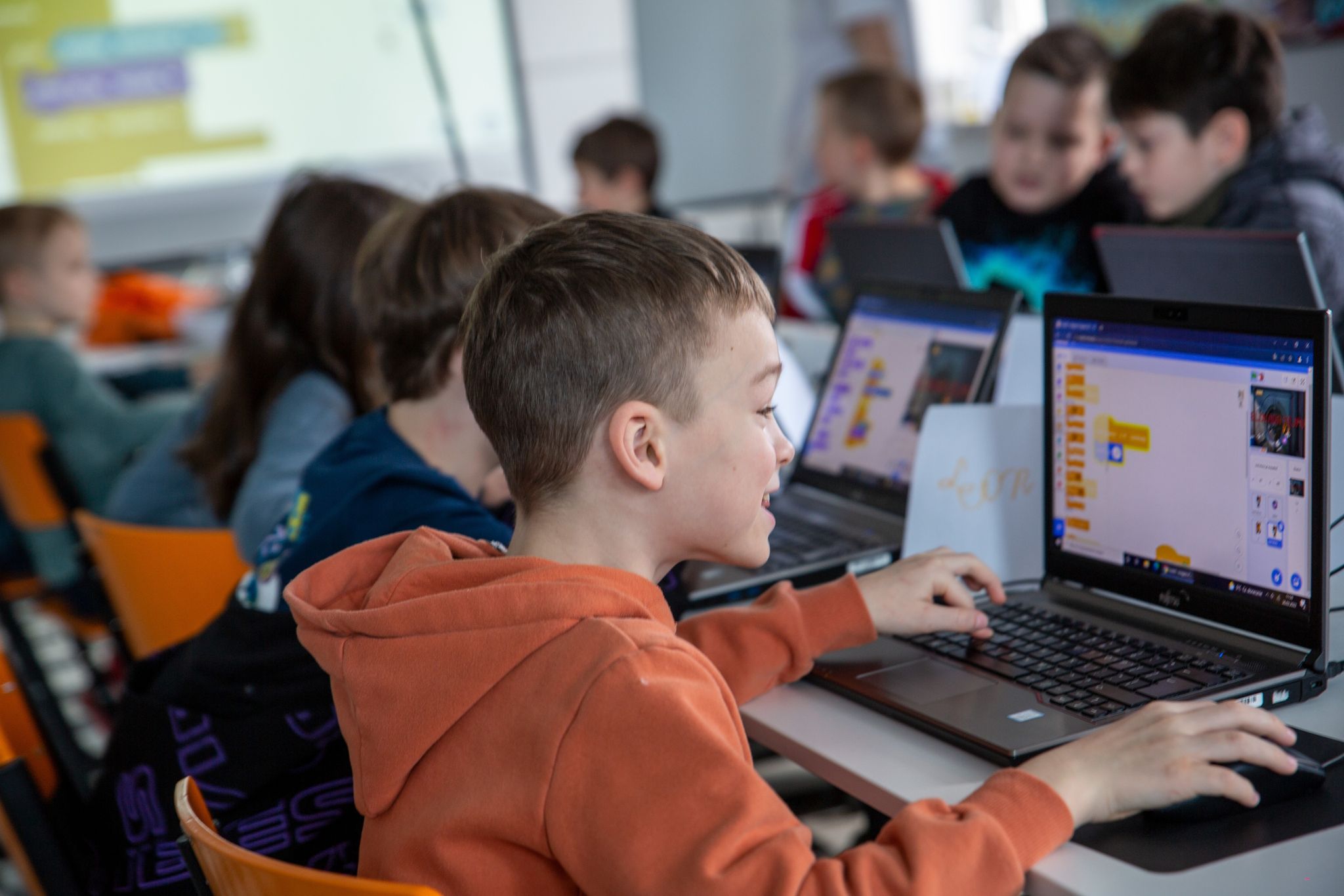 Wrzesień pod znakiem programowania i bezpieczeństwa w sieci, dzięki warsztatom dla dzieci i młodzieży "Koduj z Gigantami: Cyberbezpieczeństwo"