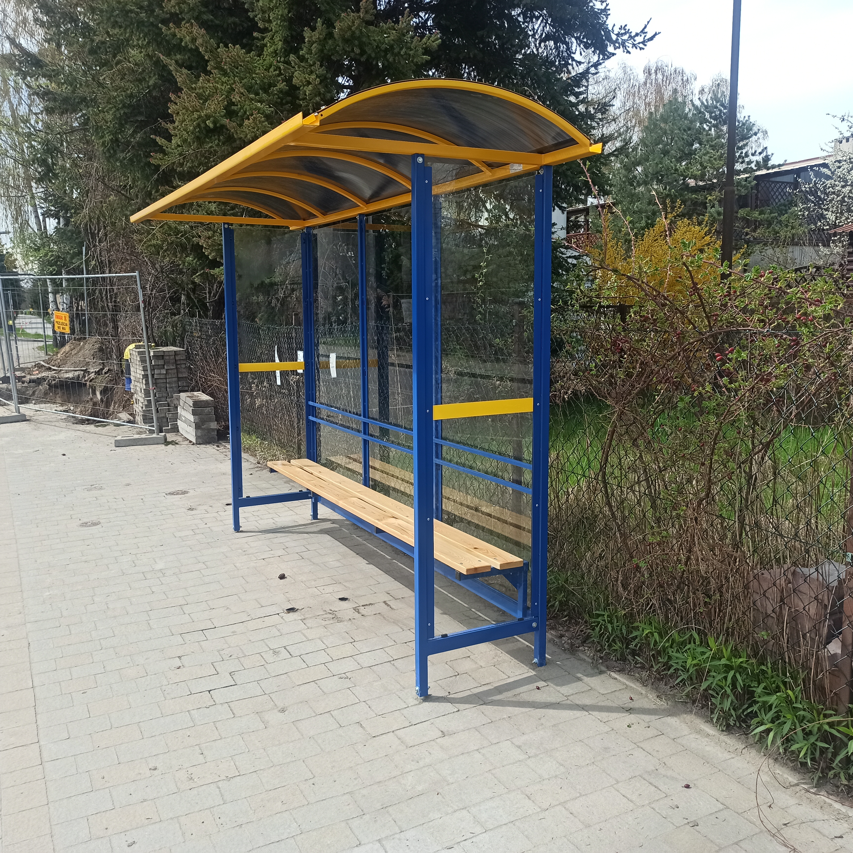 Nowe wiaty przystankowe